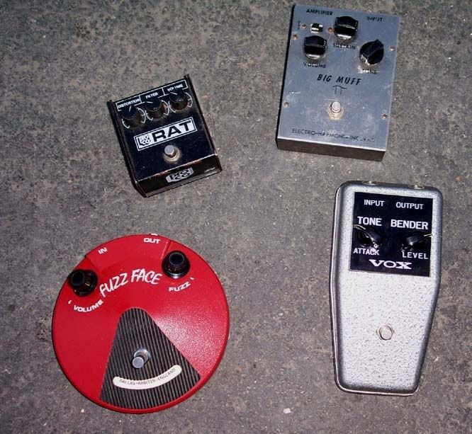 Vier Vintage-Effektpedale für Fuzz- und Overdrive-Sounds auf grauem Untergrund