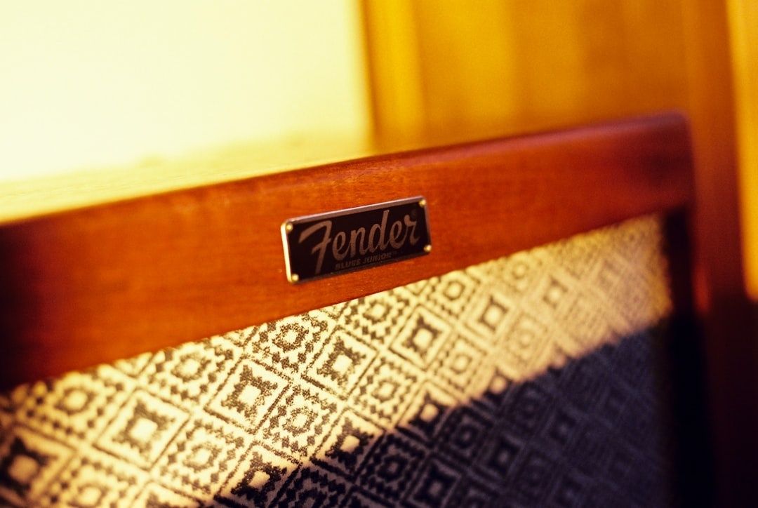 Nahaufnahme eines Fender-Röhrenverstärkers mit gemustertem Lautsprecherstoff